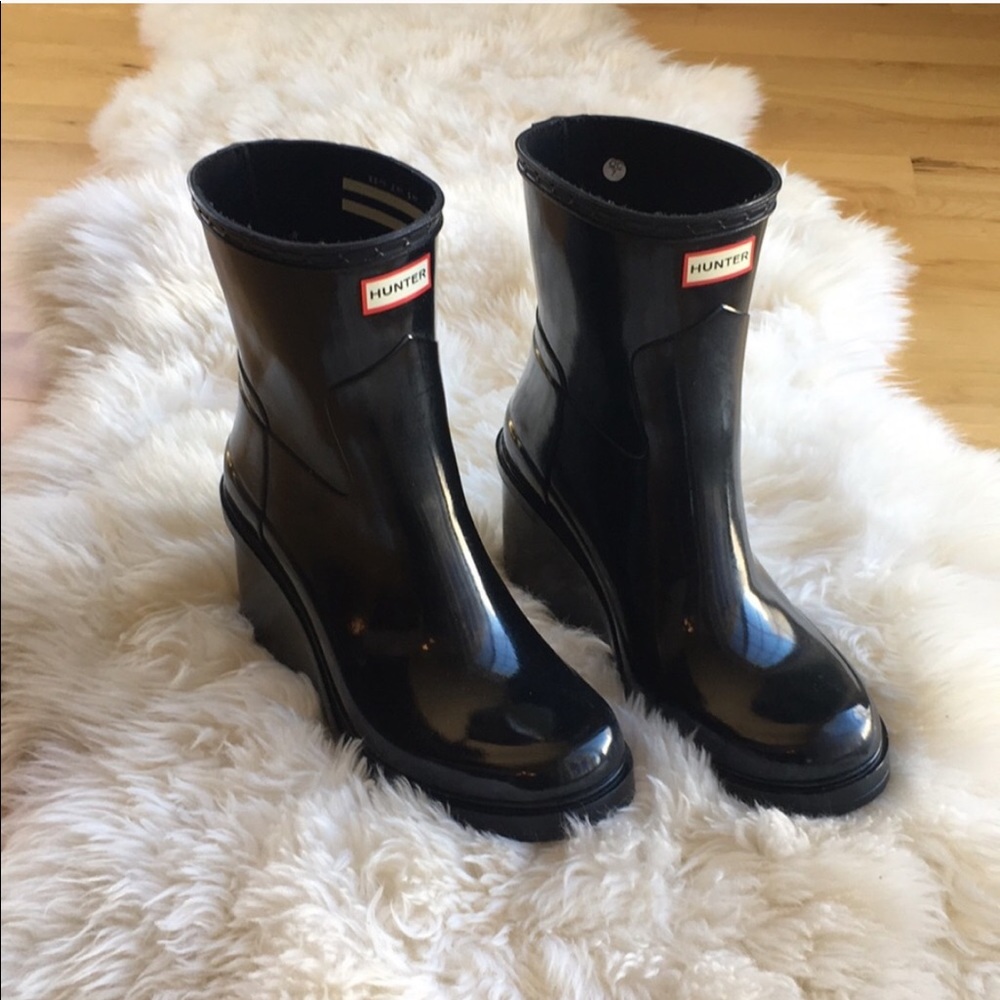 Hunter short gloss wedge boots